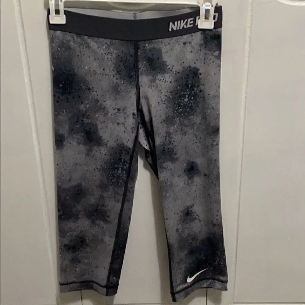 Nike Pro gray print Capri leggings size XS